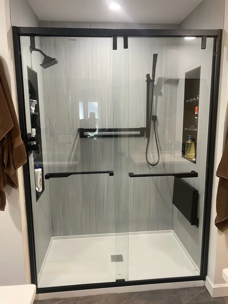 sliding-glass-door-shower-gray-walls-black-fixtures-bench-niche-howland-ohio.jpg