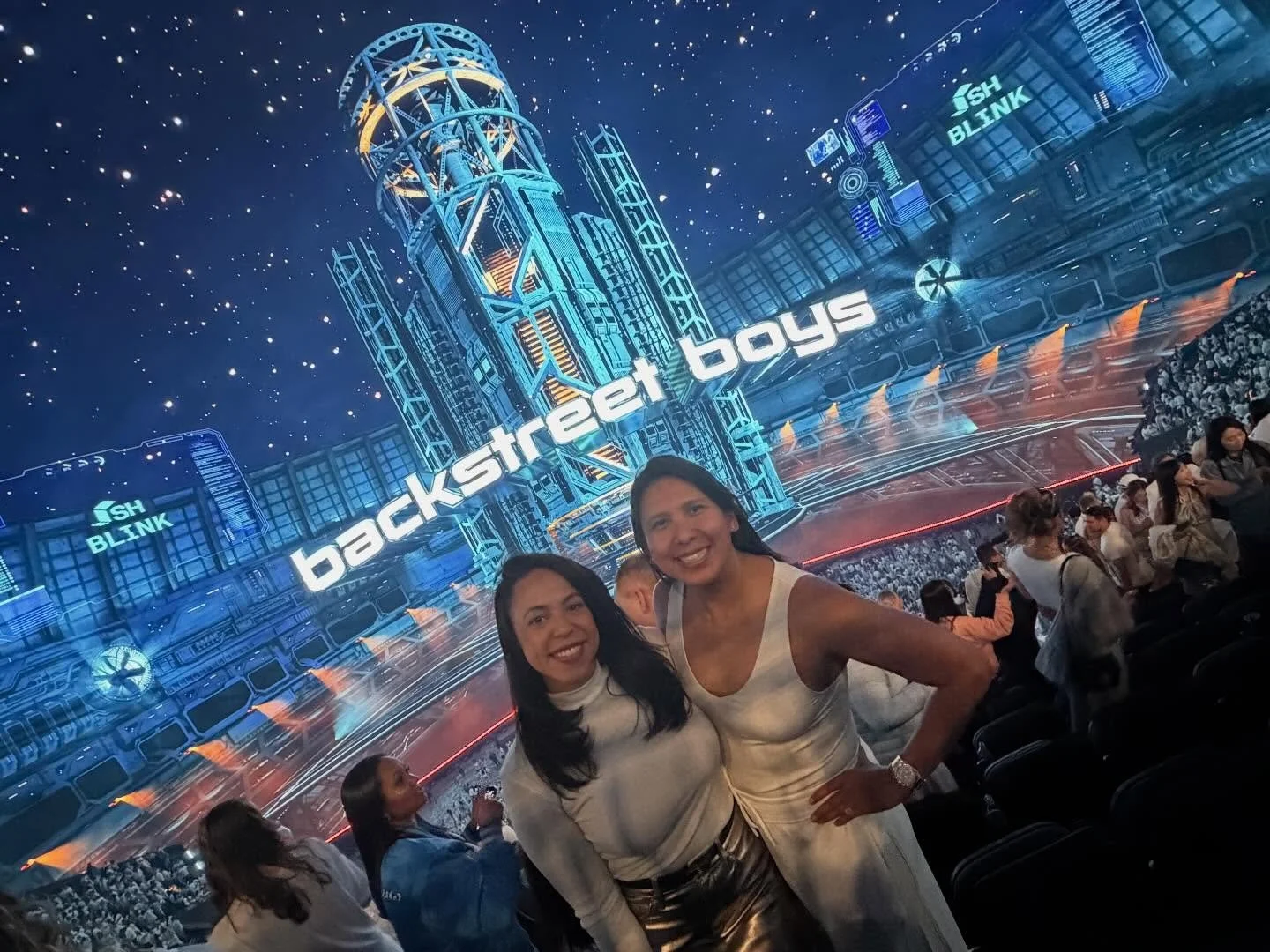 Teenage Cristina&rsquo;s heart is complete! 😅❤️

In high school, used to blast @backstreetboys out of @ashleym_1415 and @reneadayton cars driving around Bellaire! 💪🤷&zwj;♀️

One of the best concerts ever! Thank you @rachelcassandra3 for letting me