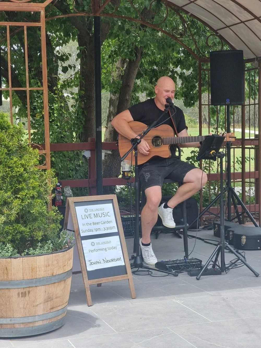 Beer garden at the lincoln sing albury wodonga.jpg