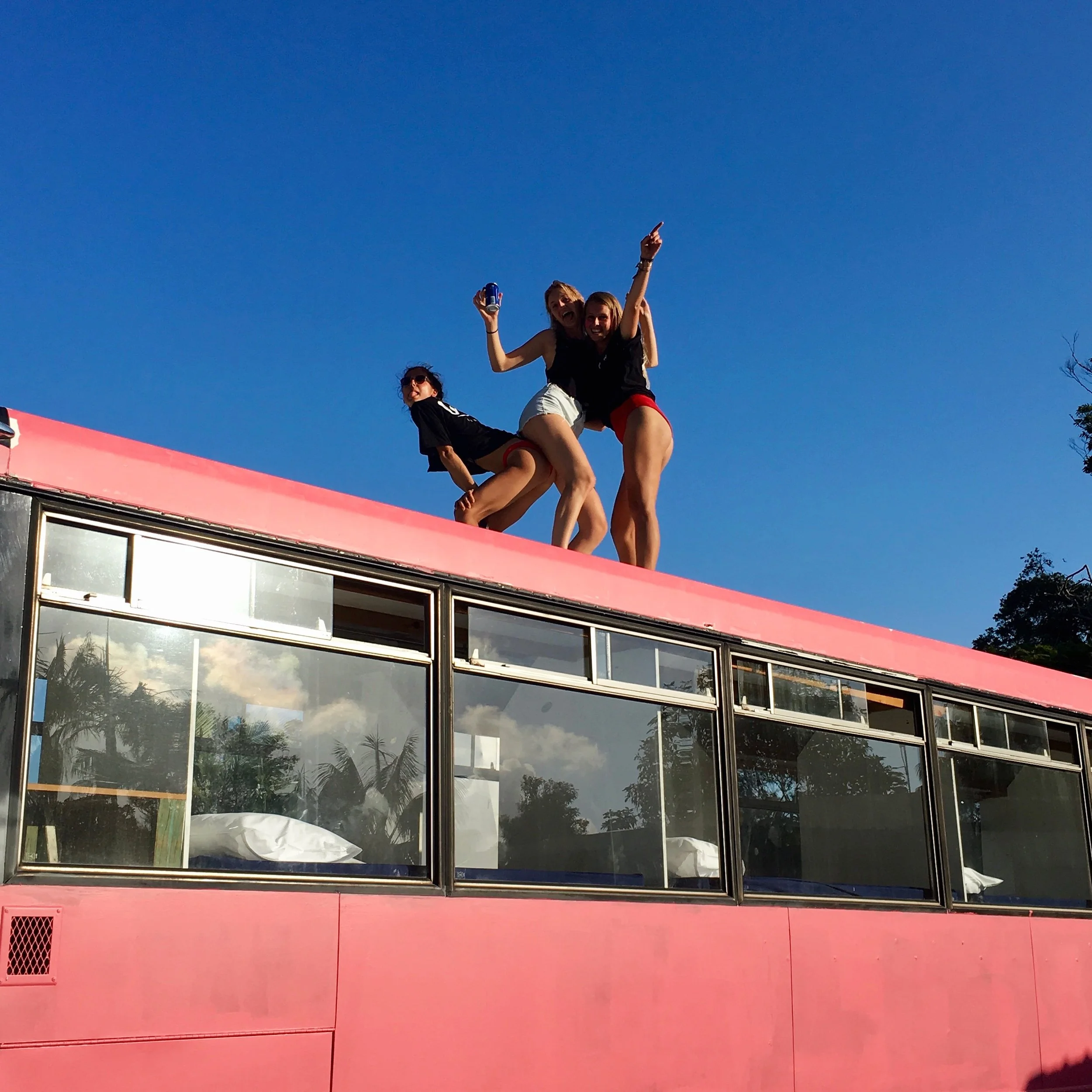making friends while working on a surfcamp during a working holiday visa in australia