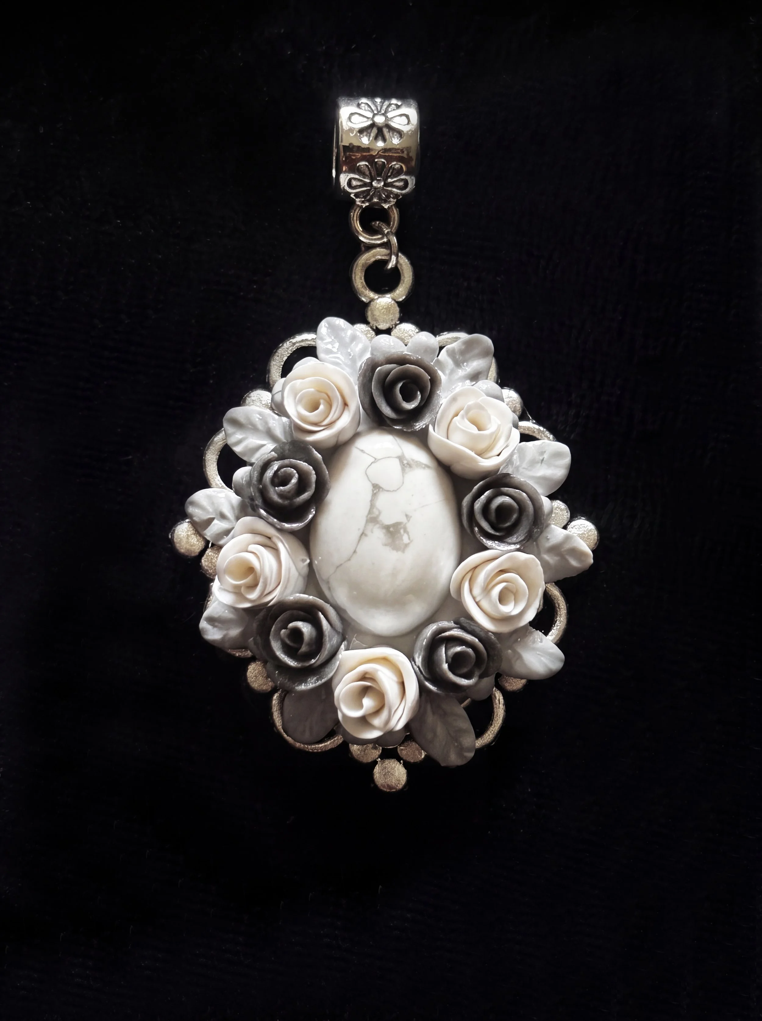 Dreamy Colour Roses Pendant