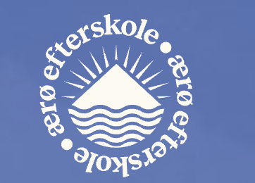 Logo med en bjergtop, solstråler og bølger, omgivet af teksten 'Efterårsskole - året rundt' på en blå baggrund.