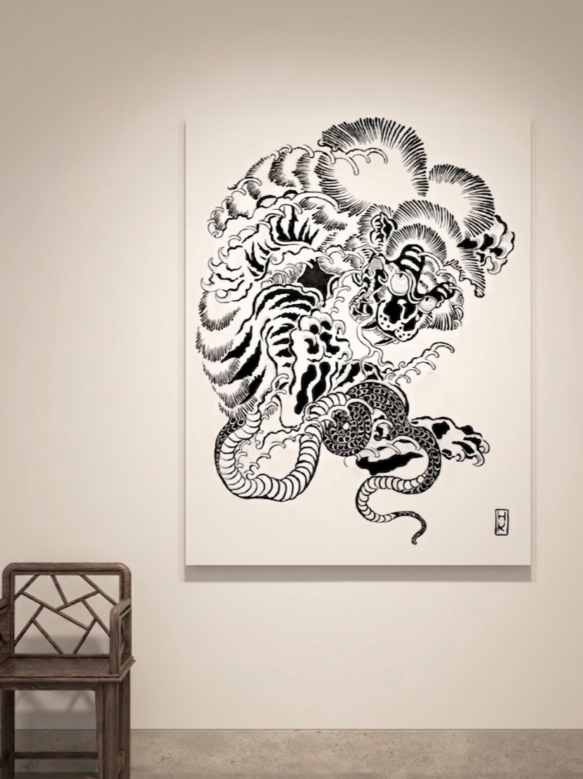 水 – Eau
Sumi ink sur canevas
146 × 112 cm



Yokai nu flottant dans une composition fluide mêlant vagues, ombres et mouvements d’encre.
