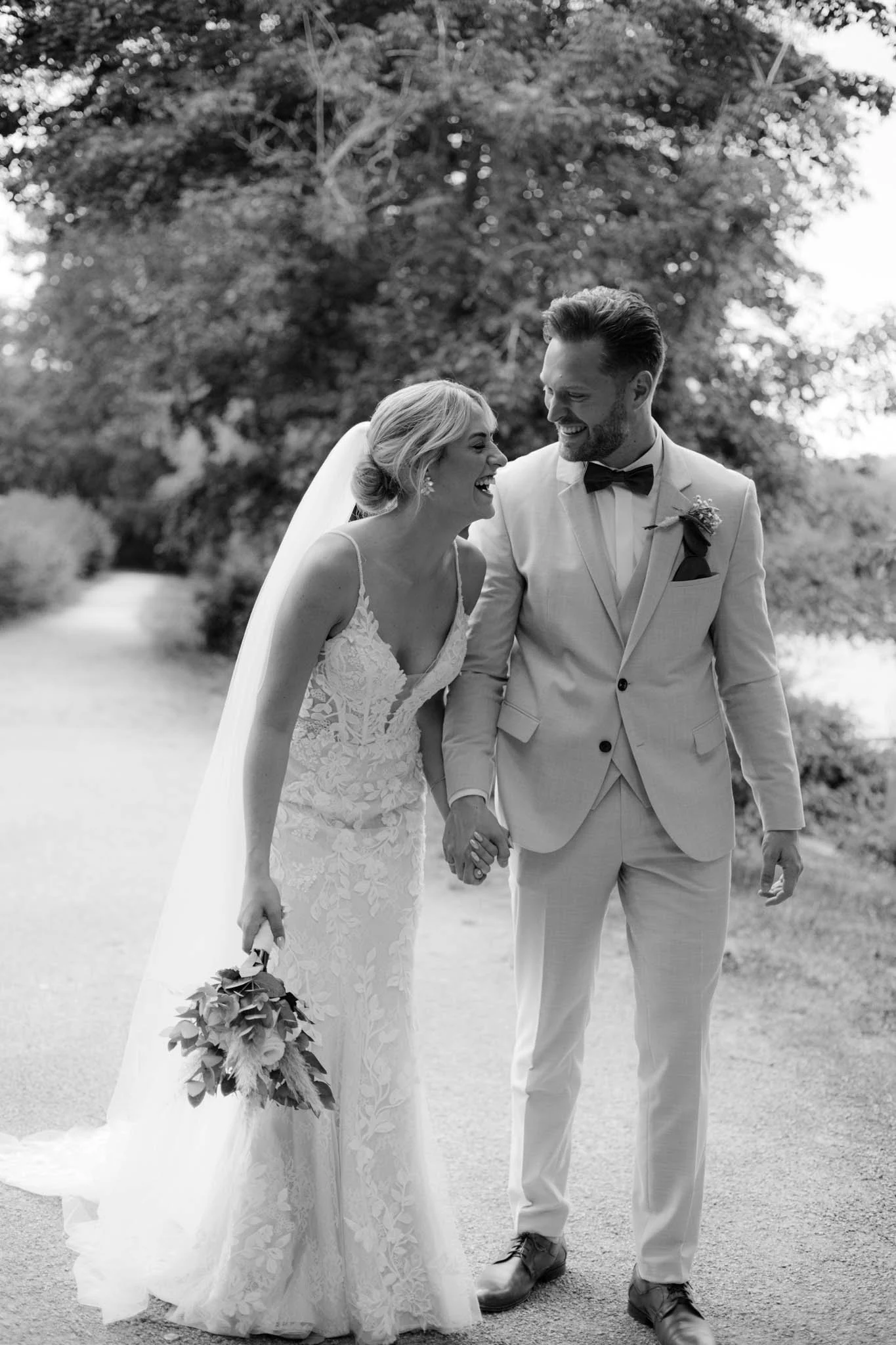 Brautpaar während eines Paarshootings im Grünen nach der Hochzeit.