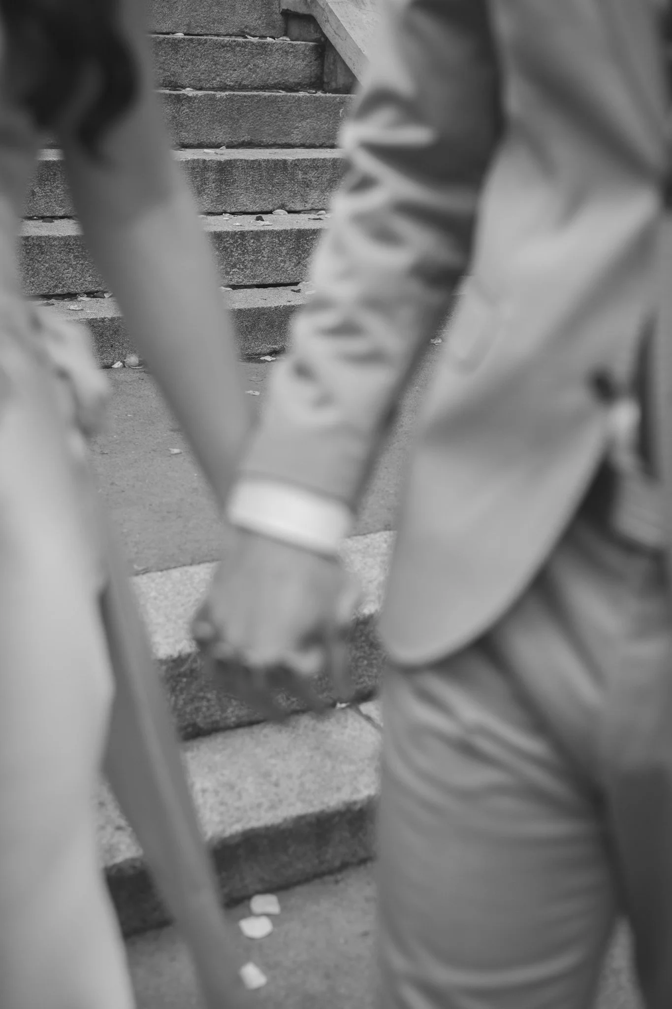 Detailaufnahme der Hände eines Brautpaars während einer Hochzeit in Berlin.