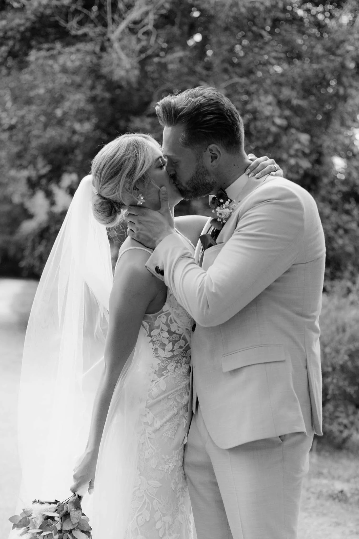 Brautpaar küsst sich während des Paarshootings nach der Hochzeit.