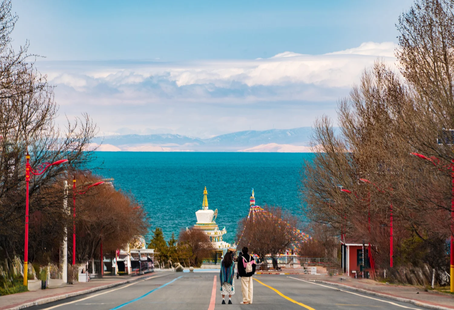 A road leading toward Lake Qinghai