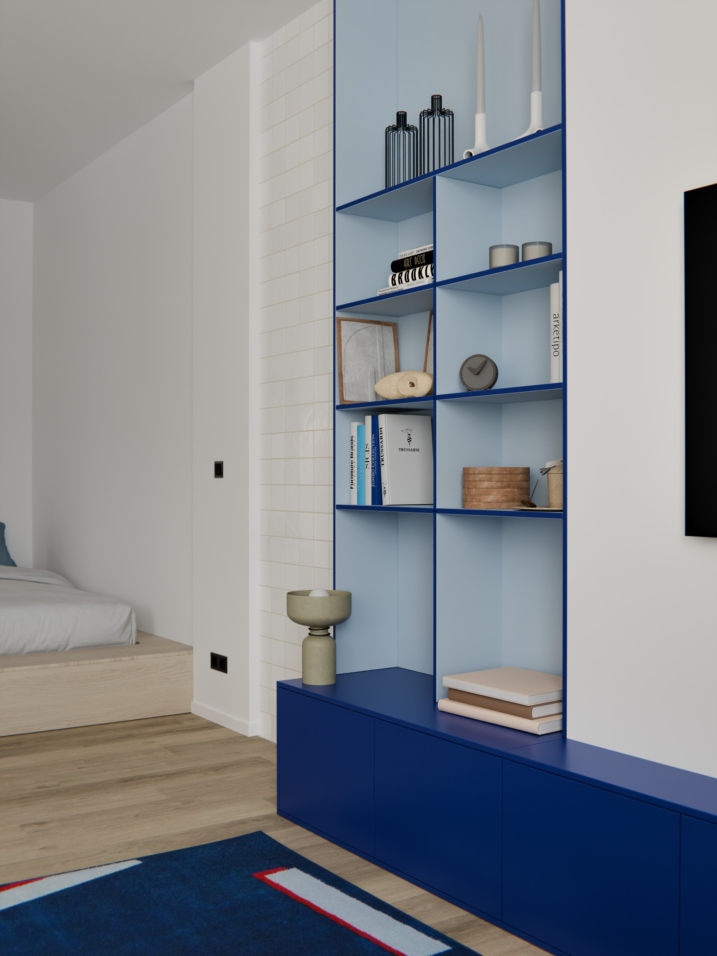 Sgabello in pietra con vaso e decorazioni su scaffale blu con libri, candele e oggetti decorativi in un angolo di una stanza moderna.