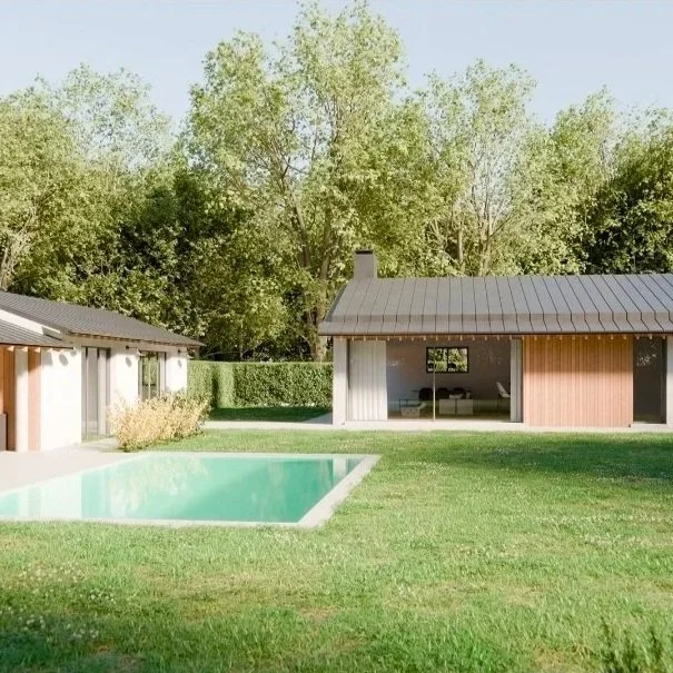 Giardino con piscina, case moderne di legno e alberi sullo sfondo.