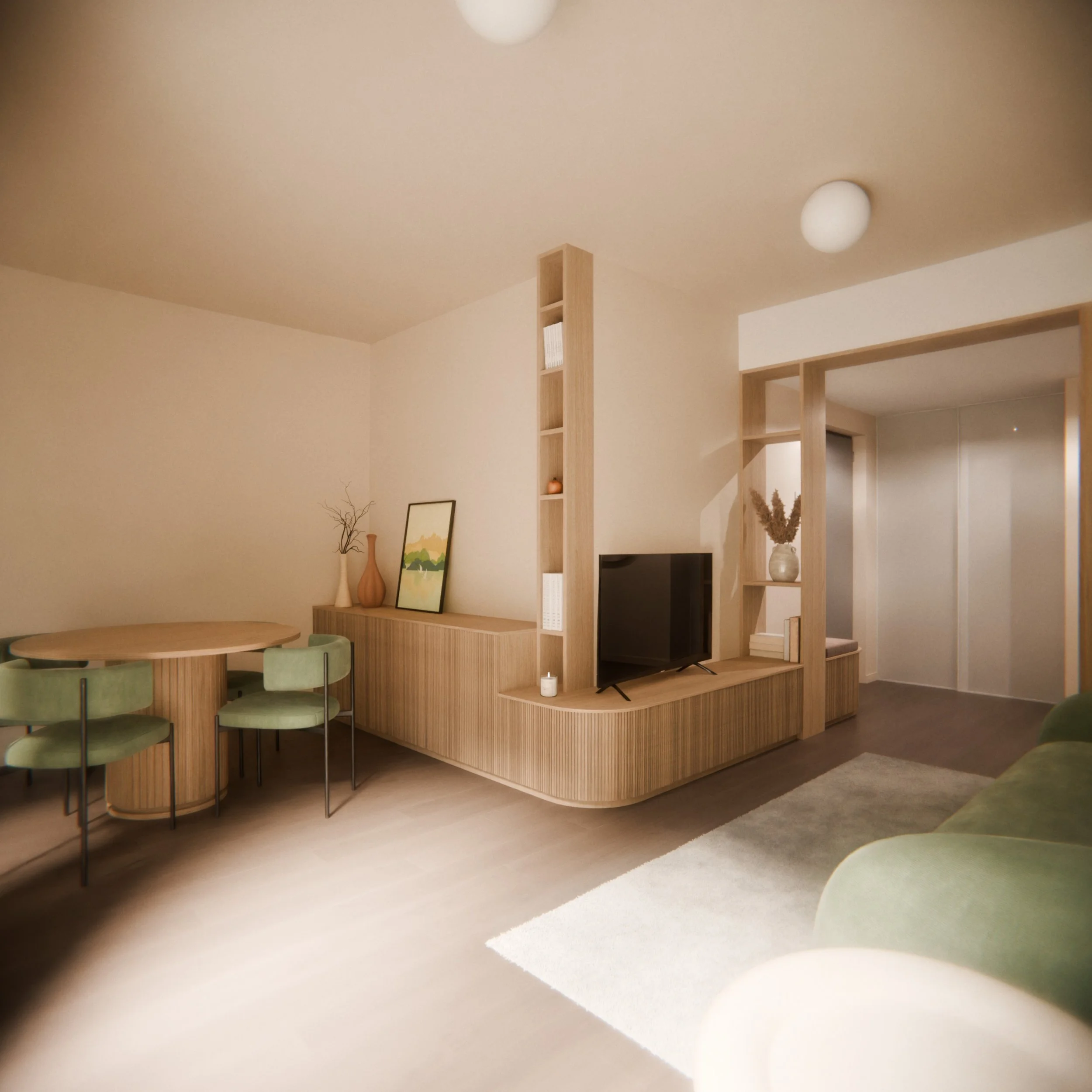 Interno di un soggiorno con arredamento minimalista in colori neutri, vista di un tavolo rotondo con sedie verdi, una libreria di legno chiaro con scaffali aperti e alcuni oggetti decorativi, una parete bianca e un tappeto beige.