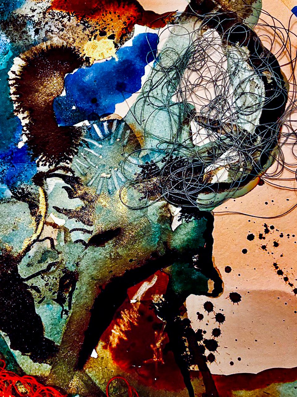 Kunstwerk met een zijprofiel van een menselijke kop met een kleurrijk collage van diverse materialen en texturen, waaronder schelpen, draad, verf en natuurlijke elementen.