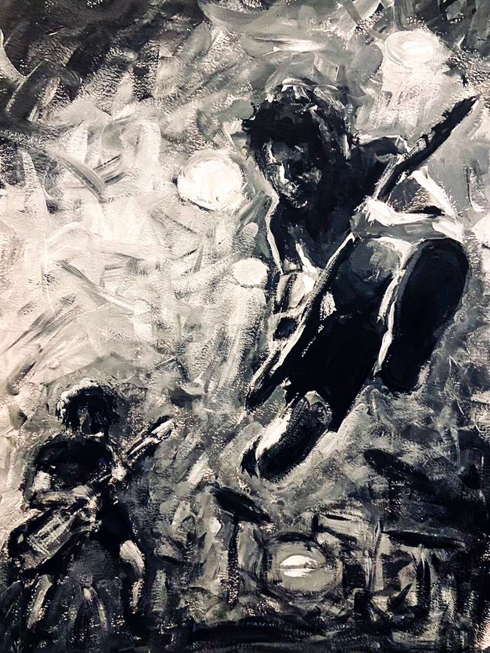 Een zwart-wit schilderij van twee personen met een muzikale setting, één persoon duidelijk met een gitaar, omgeven door abstracte penseelstreken en cirkelvormige lichten.