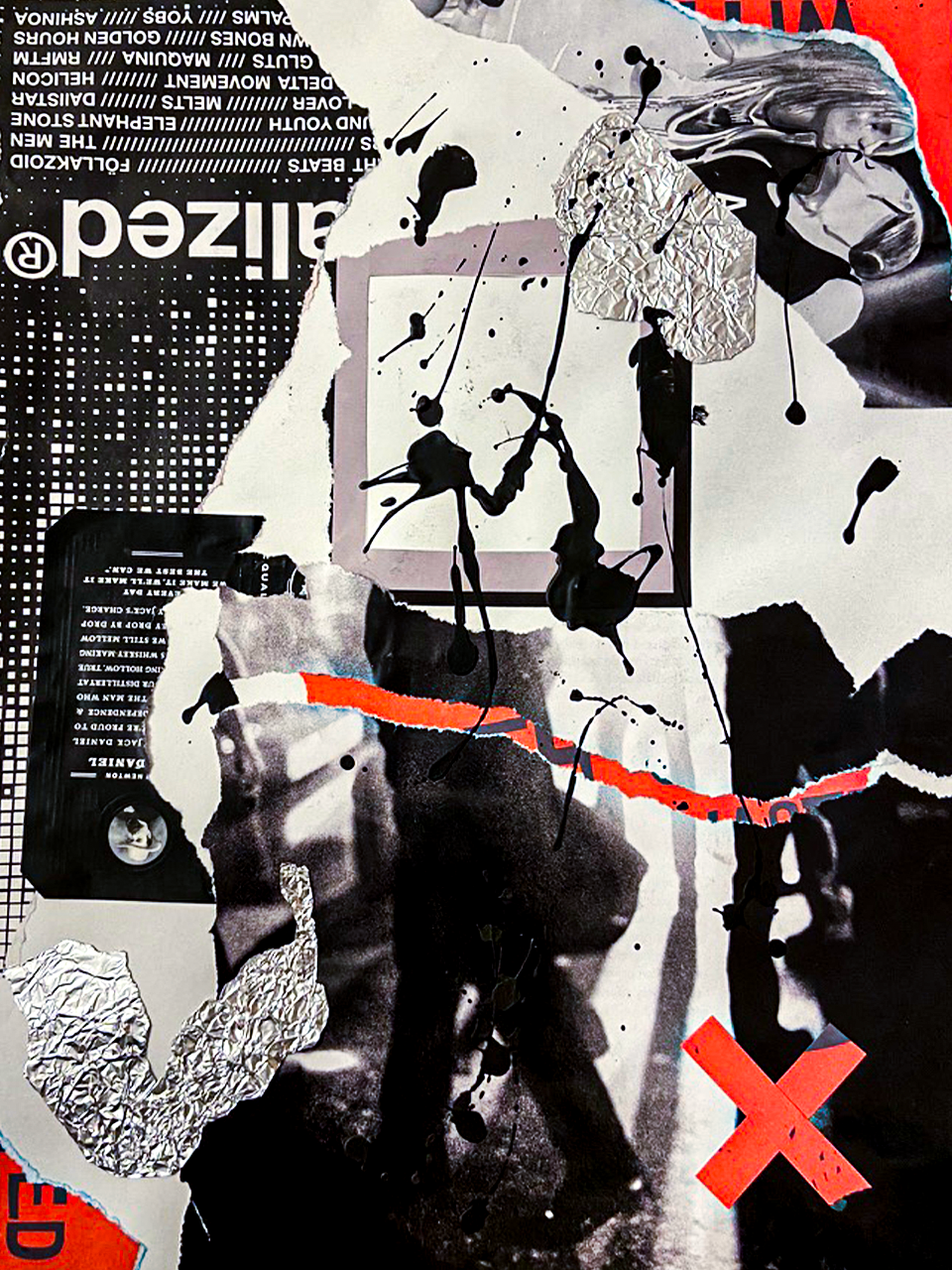Een collage van zwart-witte en gekleurde elementen, met text, een afgedrukte cassette, verfspatten en gekreukeld papier, samenstelling van verschillende stukjes papier en foto-elementen.