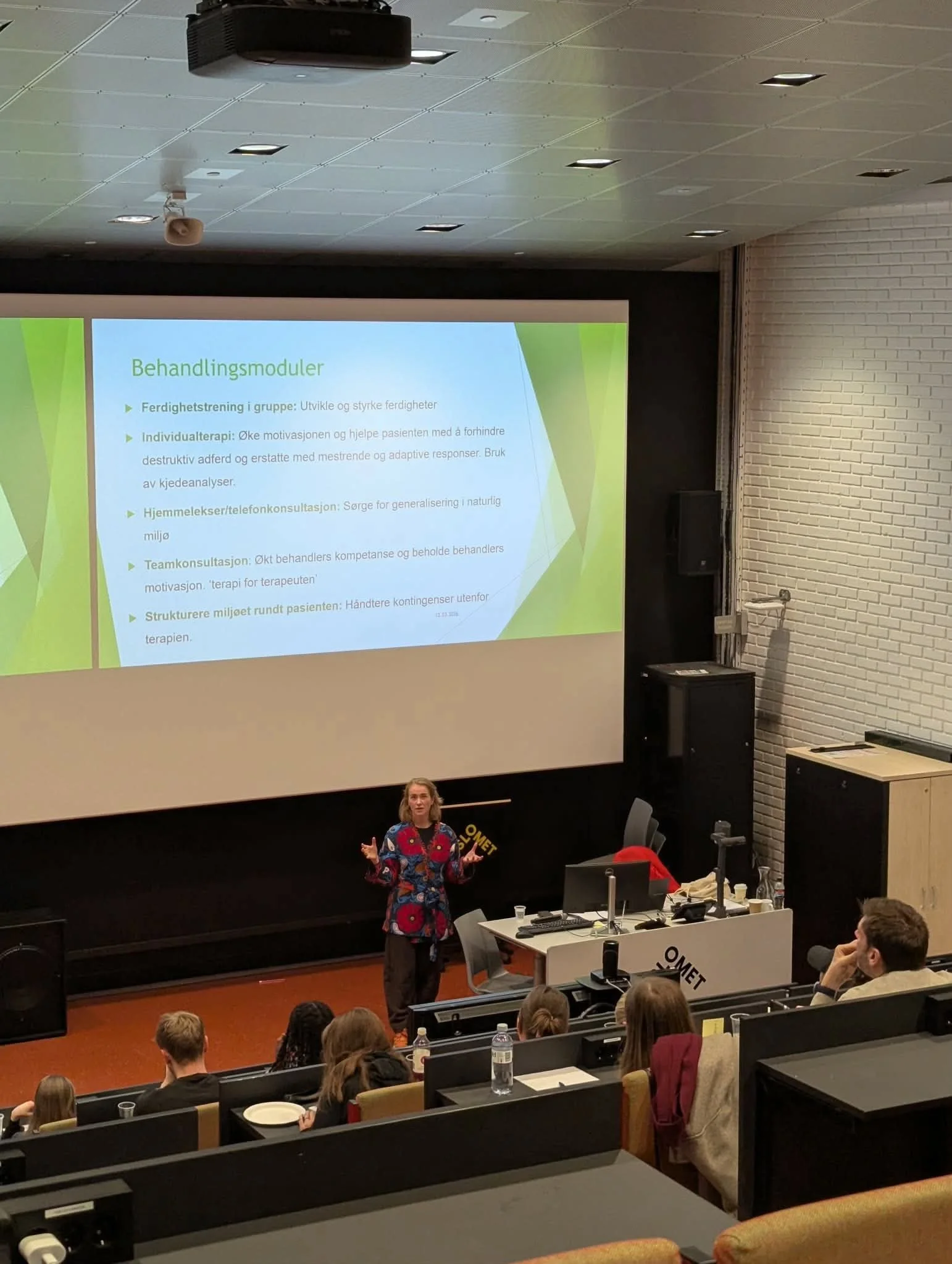 Psykologspesialist Line Aasland underviser om DBT ved Oslo Met