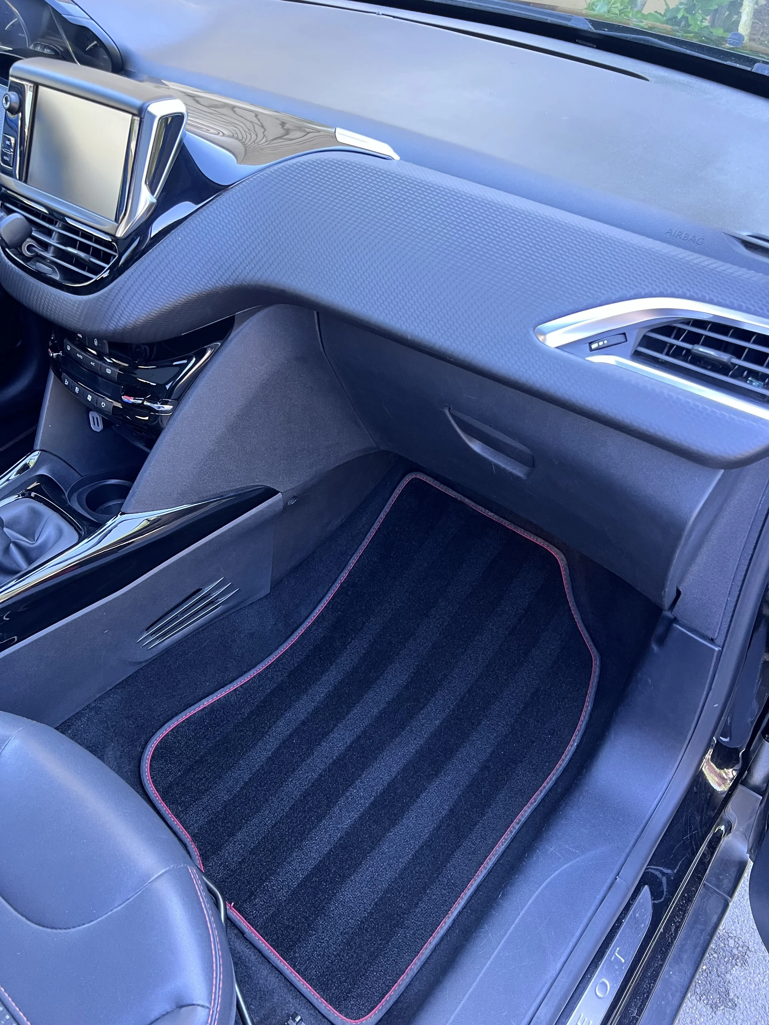 Intérieur d'une voiture venant d'être nettoyé par un professionnel du lavage automobile