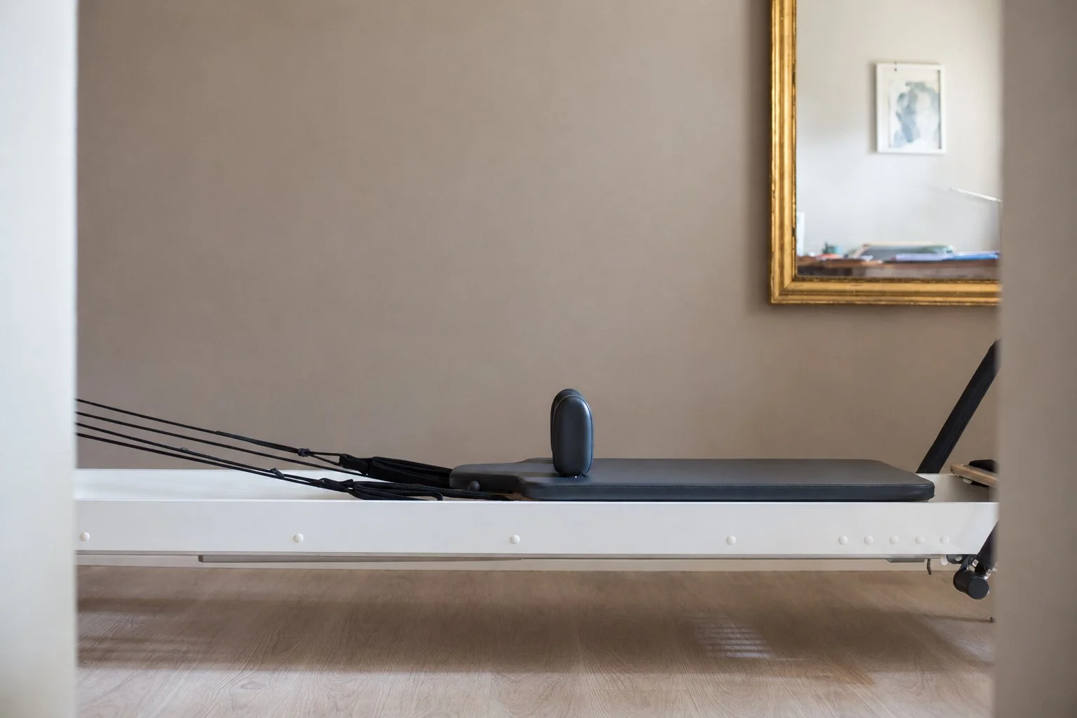 Balanced Body Reformer in Phaedra Pilates’ private Reformer studio in Lugano, a dedicated space for one-on-one Pilates sessions.