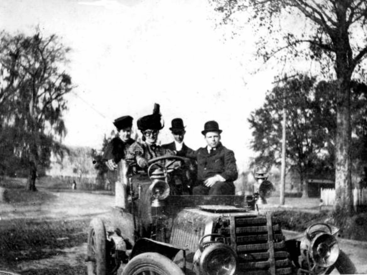Ada Yawn Brown with brother-in-law Theo Proctor in one of Tallahassee's first cars c. 1907