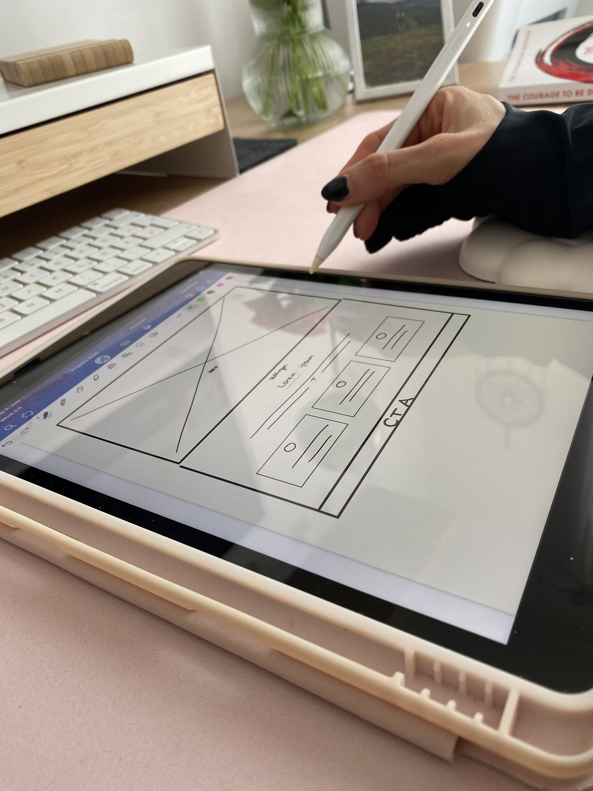 Grafiktablet mit Skizze von Websiteentwurf.