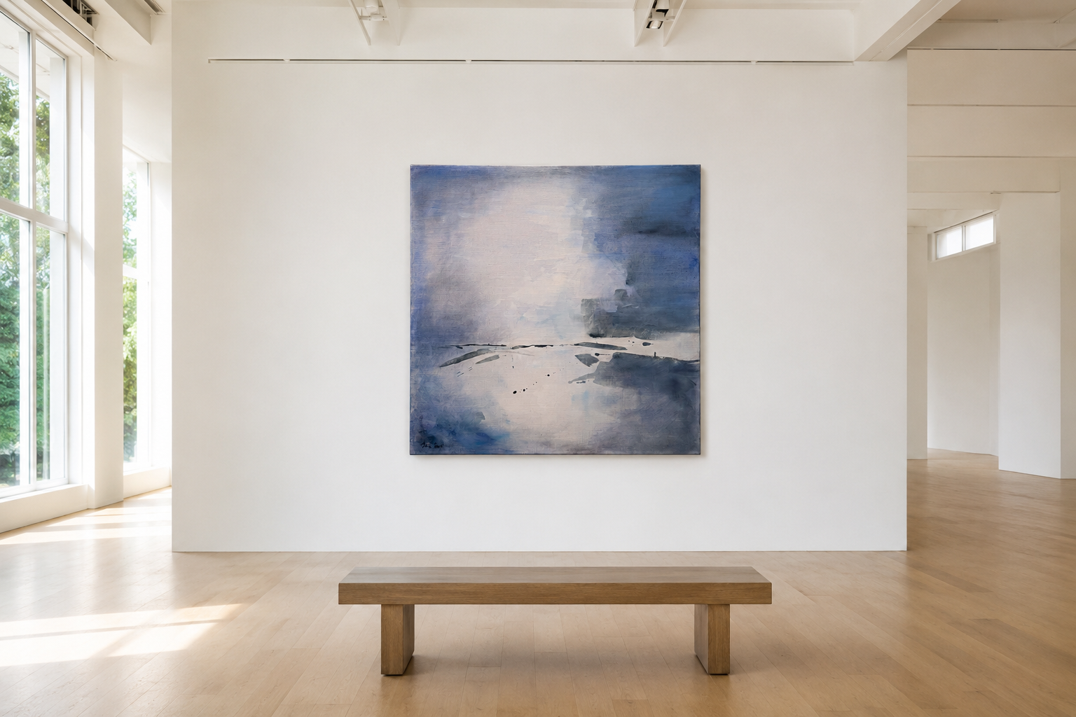 Ett abstrakt konstverk i blått och vitt på en vit vägg i ett galleri med ljus trägolv och ett träbänkar framför.