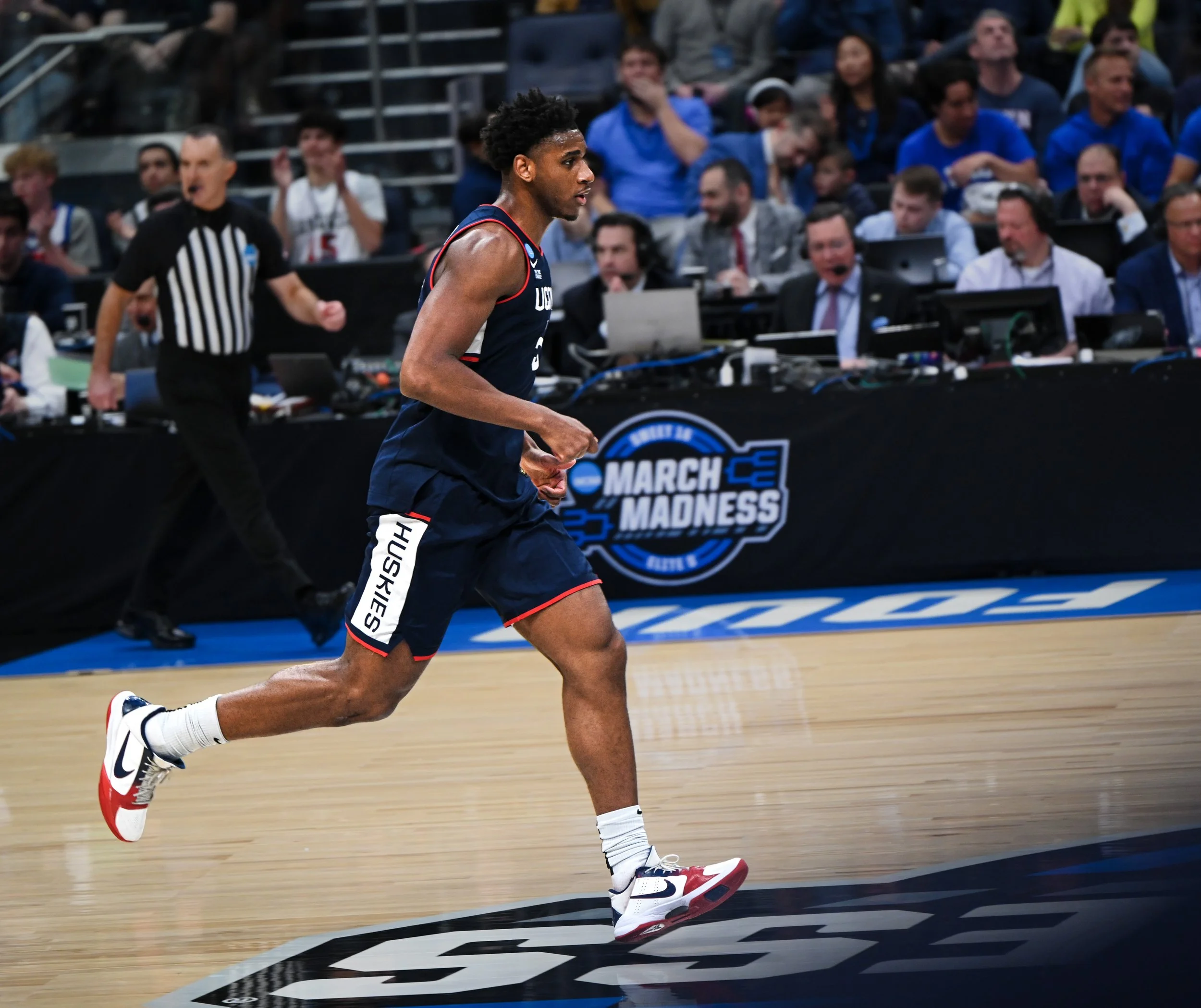 Reed running down court.jpg