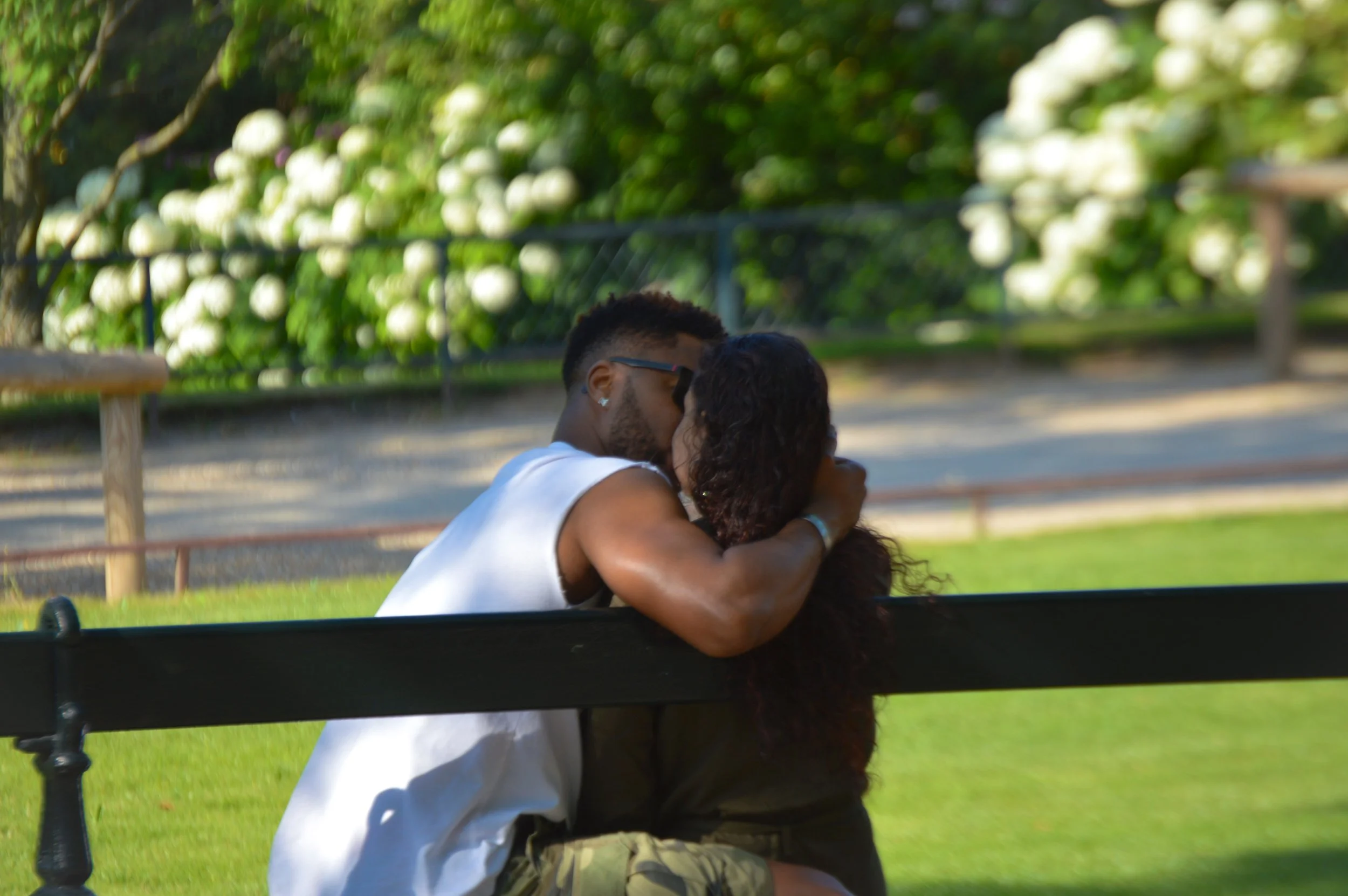 Couple Kissing in Jardin .jpg