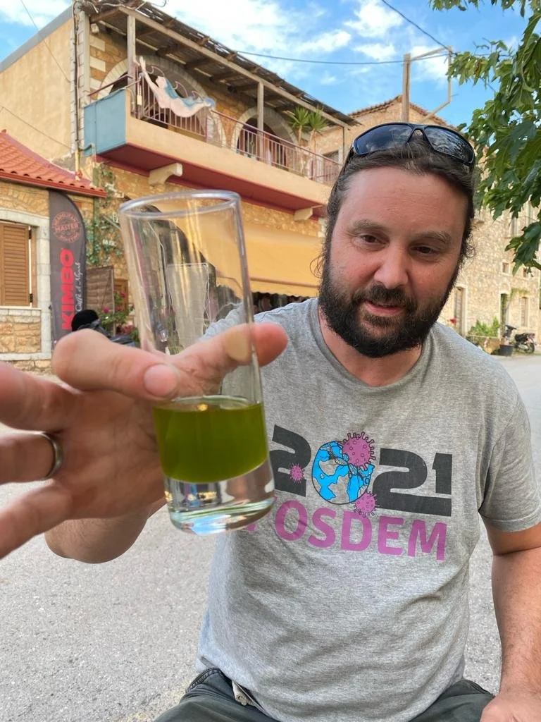 Till Adams, Bonns erster Olivenbauer begutachtet frisch gepresstes Olivenöl seiner Olivenbäume in einem Glas. Die Aufnahem wurde auf der Halbinsel Mani, Messinien, Griechenland gemacht.