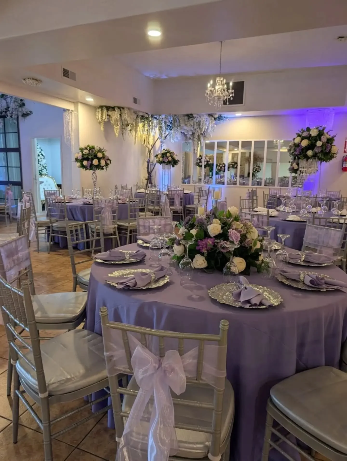 El lila es pura magia. 💜 Recientemente celebramos a una Quincea&ntilde;era muy dulce &mdash; y nuestro sal&oacute;n se llen&oacute; de tonos lila suaves, detalles de cristal y mucha alegr&iacute;a. 

Planning your quince? We'd love to help make it j