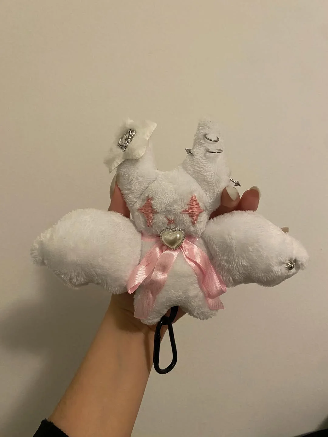 🐑🐇🦇🐱🐏🪽- llaveros creepy cute disponibles en @flamingosmallorca ♱🪽🪡🤍🩸♱ handmade • 1 of  (3).jpg