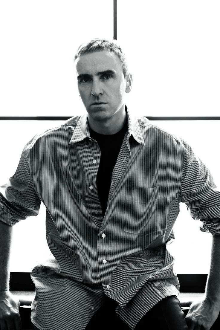 Raf Simons, designer belga ora alla co-direzione di Prada che sin dagli esordi racconta subculture da lui reimmaginate.jpg