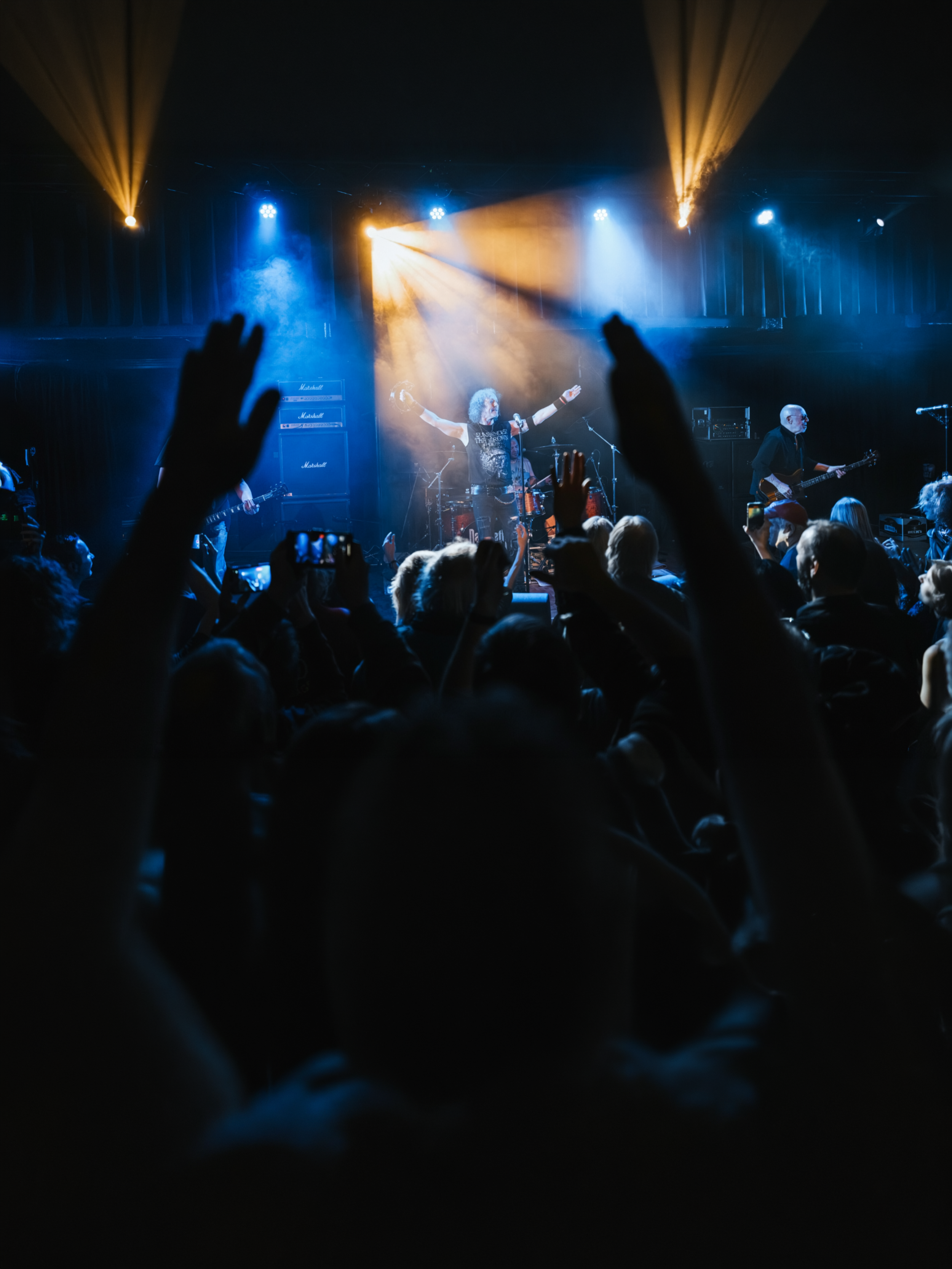 Rock Konzert von Downtown Bluesclub in Norddeutschland / Hamburg: Sänger auf der Bühne vor begeistertem Publikum