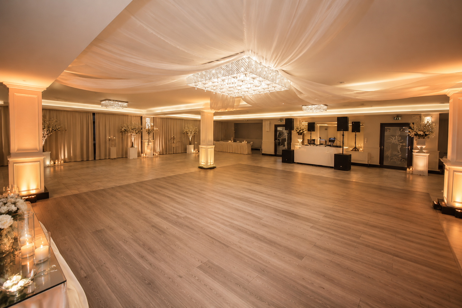 Silver Hall, festlich dekorierter Veranstaltungssaal für Hochzeiten, Geburtstagsfeiern und Firmenveranstaltungen in Norddeutschland / Hamburg