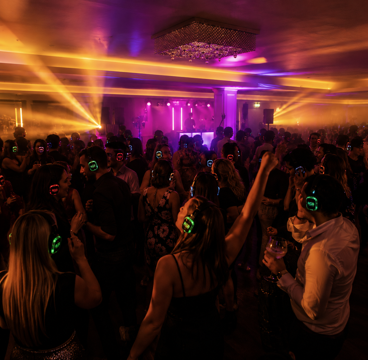 Party / Silent Disco in der Silver Hall in Hamburg mit DJ, Tanzfläche und farbiger Beleuchtung