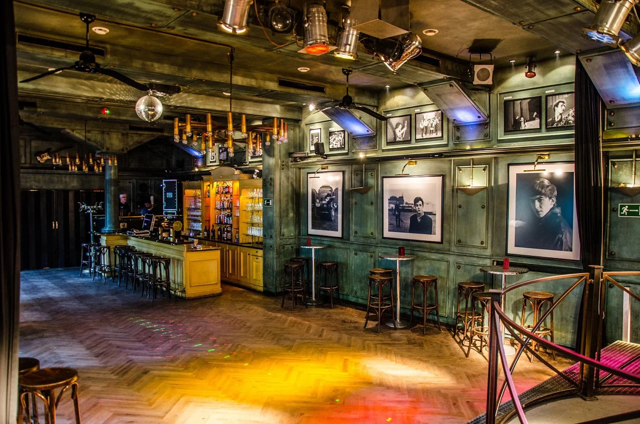 Historischer Kult Club Downtown Bluesclub im Landhaus Walter in Hamburg mit Barbereich, grünen Wandpaneelen und Musikfotografien