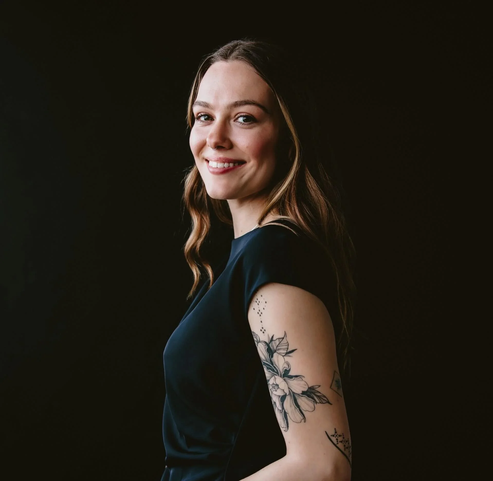 Hi, I&rsquo;m Clara 🤎 These are things that make me disproportionately happy:

* fresh freckles
* beautifully healed brows
* tiny details
*ROCKS
* a good beverage.. or three
* my cats
*giving people balloons 🎈 
* making people feel beautiful

📷 : 