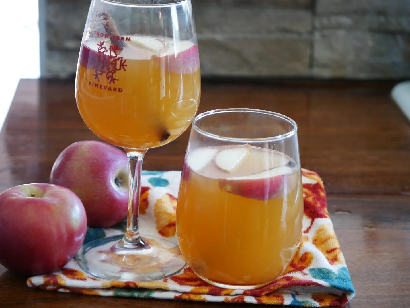 Mulled cider with apples.jpg