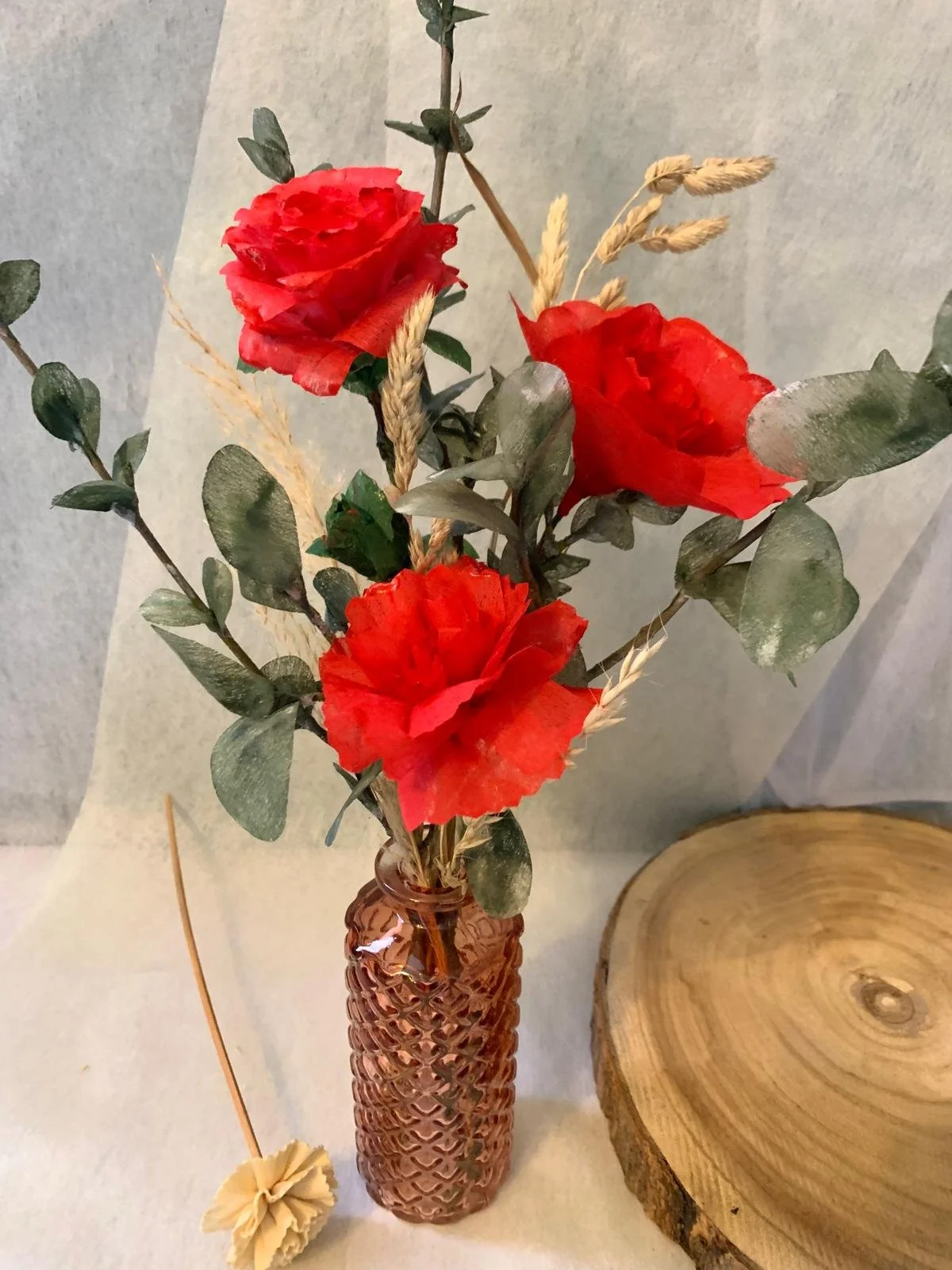 Un mini bouquet de fleurs parfait pour offrir aux invités avec des fleurs peintes à la main sur de l'intissé éco-responsable, élégant, gracieux, champêtre ou bohème chic, artisanale et personnalisable à la demande.