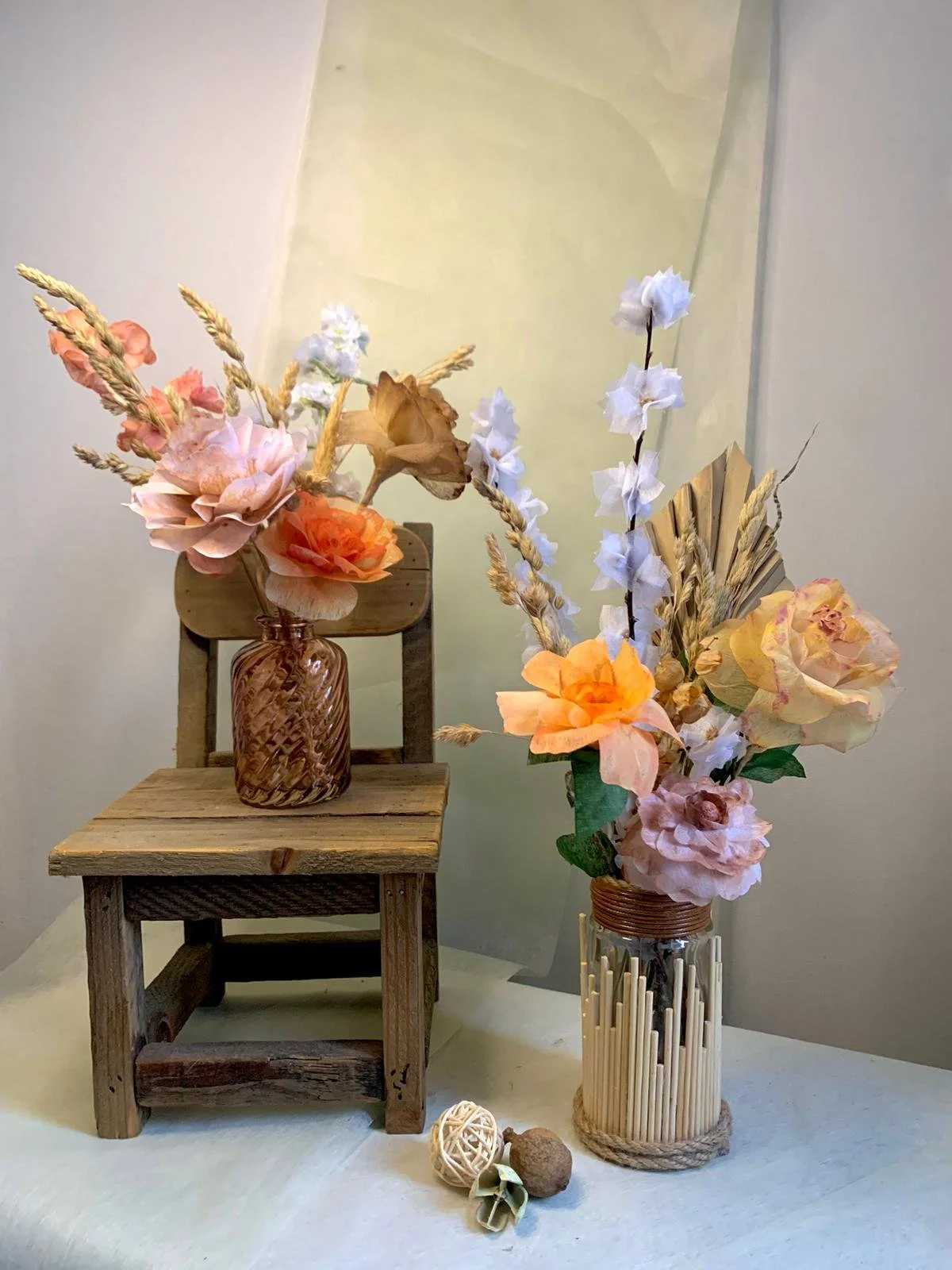 Arrangements floraux faits mains, parfait pour centre de table, décorations de table d'un événement comme un mariage, une fête de fiançailles, événement professionnels,  anniversaire, commémoration, pacse, communion, baptême et tout événement festif.