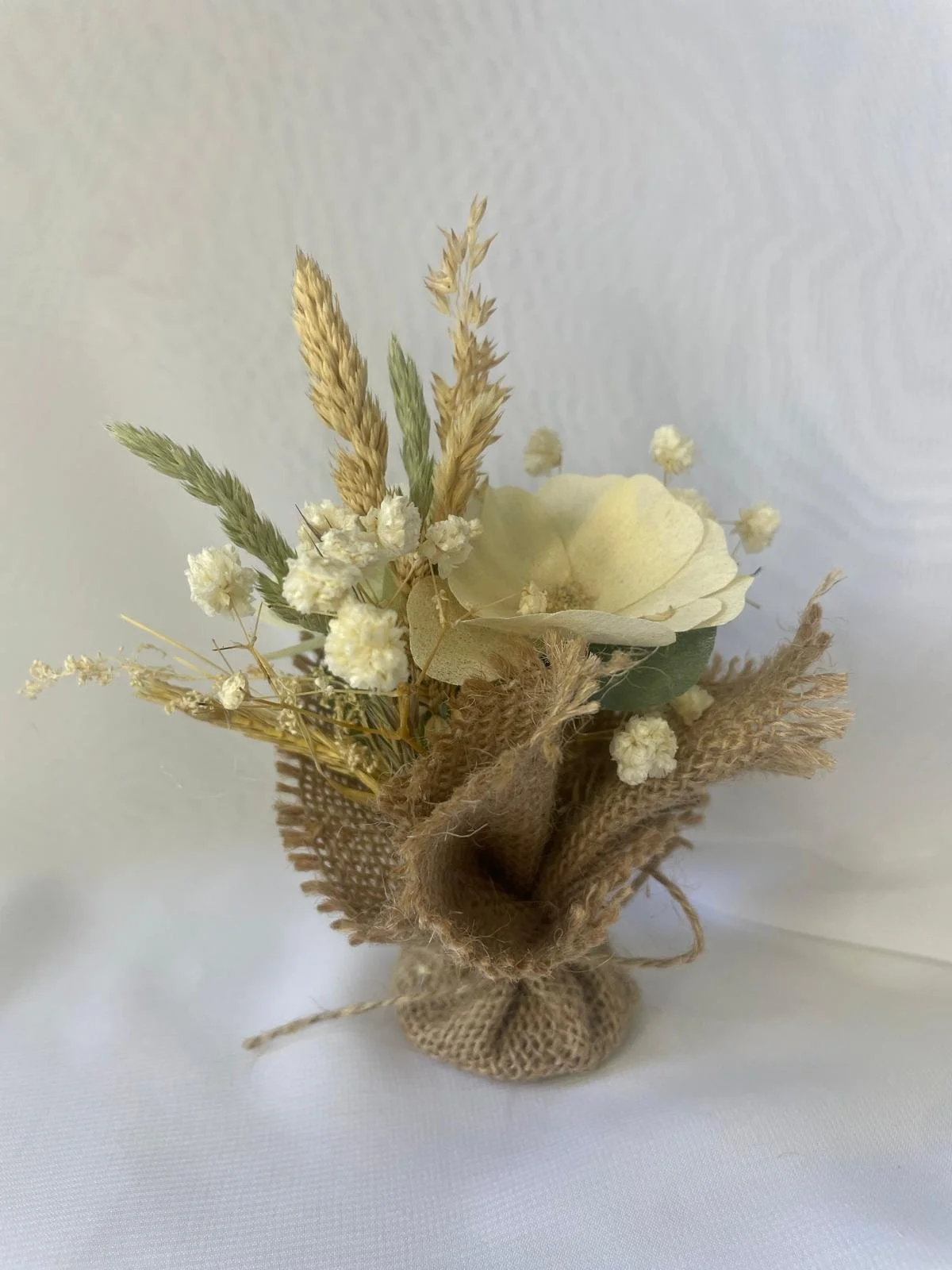 Petit bouquet de fleurs champêtre chic avec des fleurs en intissé faites mains accompagnées de fleurs naturelles séchées, toile de jute naturelle, fleurs des champs
