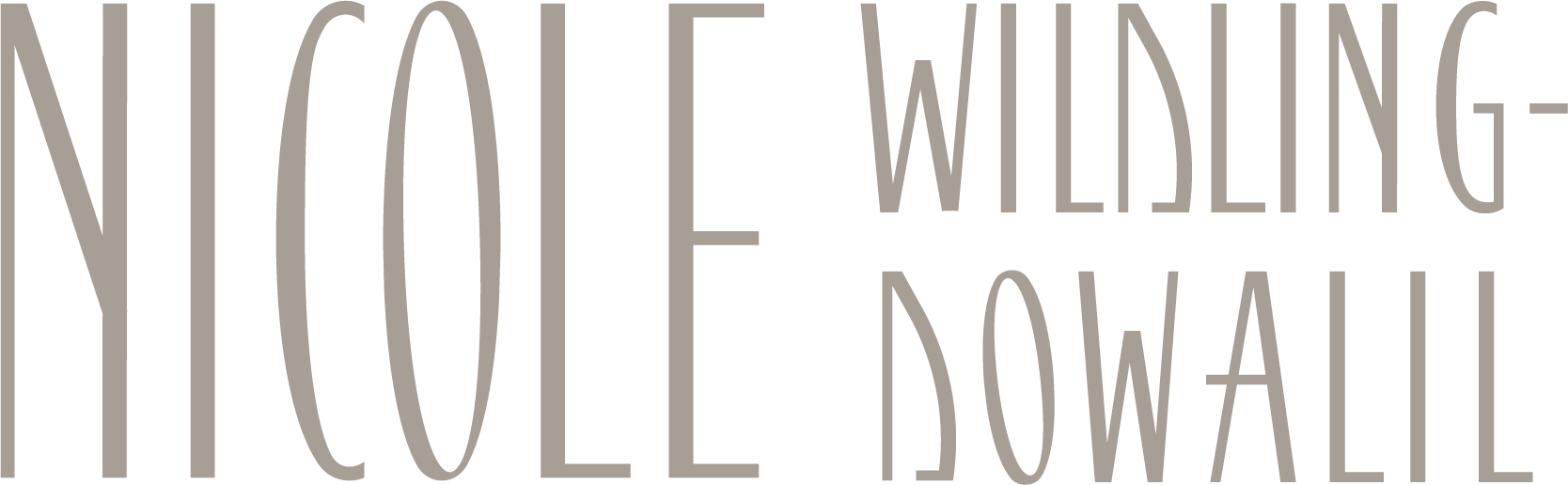 Logo: Nicole Wildling-Dowalil. Mit großen Worten in Jugenstilstil in Grau, die den Schriftzug des Namens bilden.
