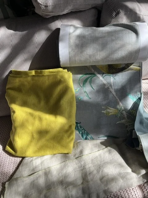 Verschiedene Stoffstücke und Textilien in verschiedenen Farben und Mustern, auf einem weichen Oberflächen gelegt.