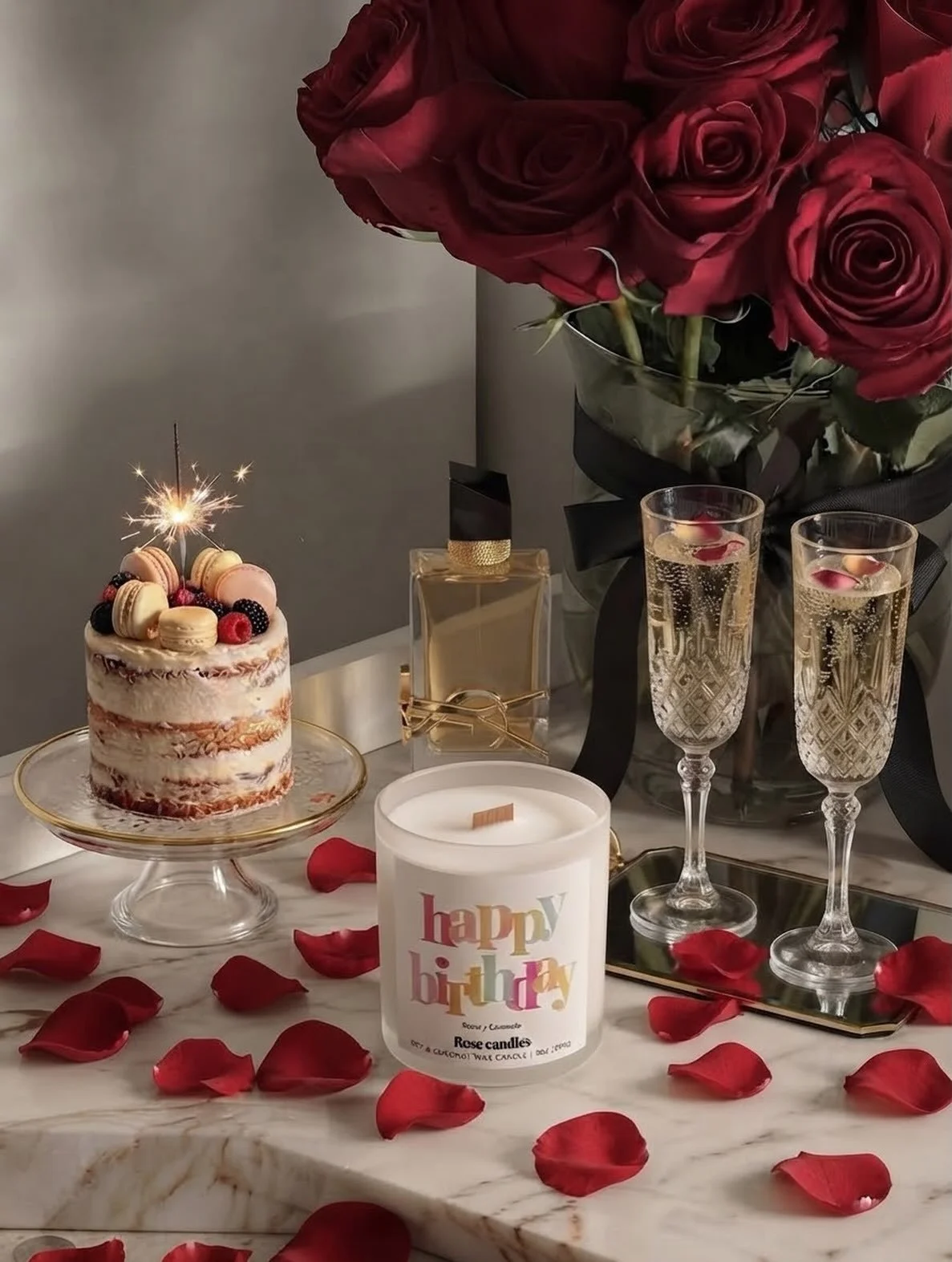 Make a wish ✨ 😌  esta vela Arom&aacute;tica huele a Rosas con caramelo . S&uacute;per deliciosa no te podr&aacute;s resistir ! La@mezcla m&aacute;s exquisita en el d&iacute;a de tu cumplea&ntilde;os! 🌹 #romantizatud&iacute;a #romantizatucumplea&nti