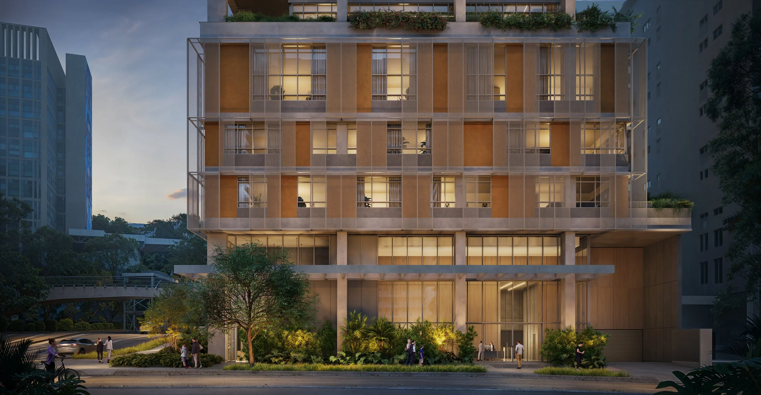 Prédio residencial moderno com fachada de vidro e tiras de muro de tela, iluminação interna visível, cercado por árvores e vegetação, com pessoas caminhando na calçada ao redor durante o entardecer.