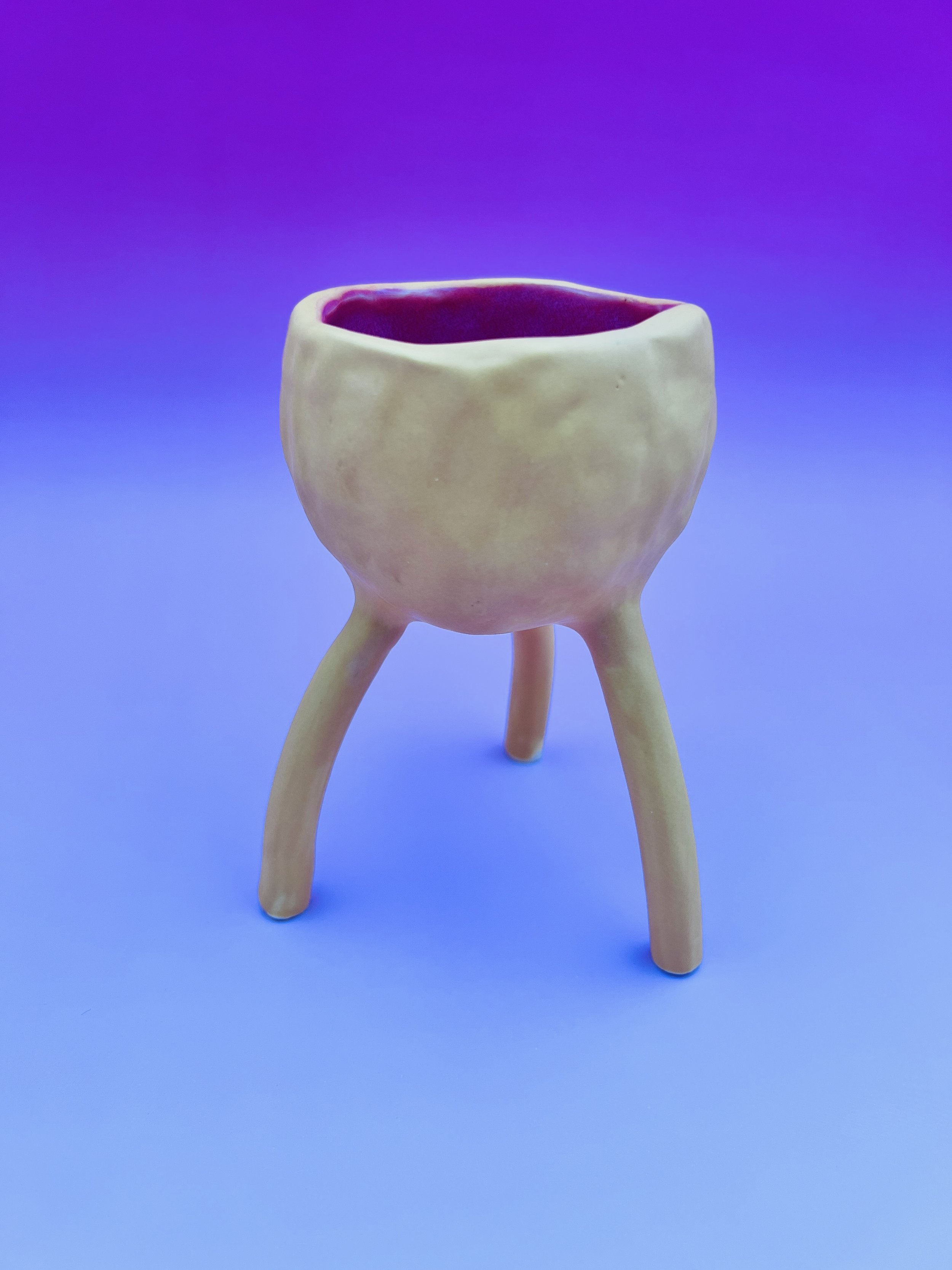  ceramic bowl on three legs