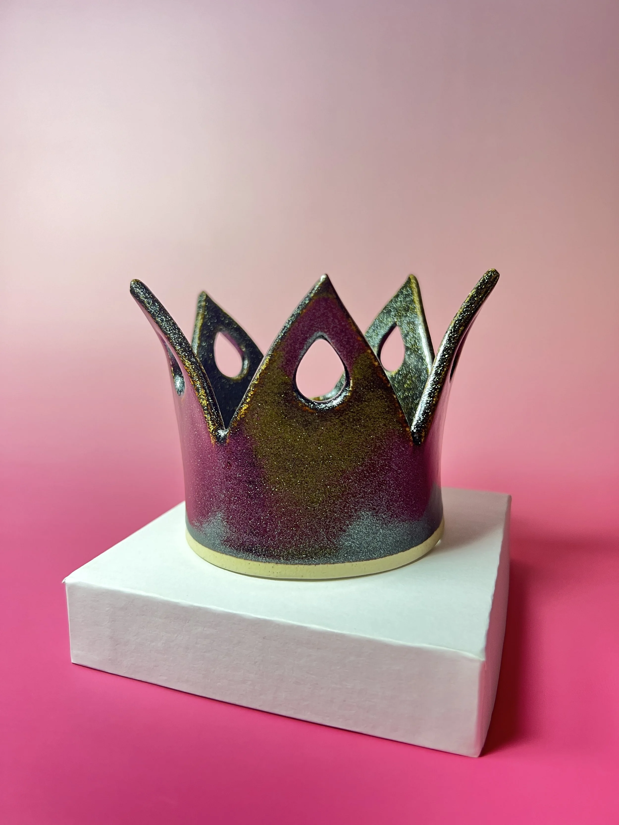  ceramic crown that's black with glitter specks