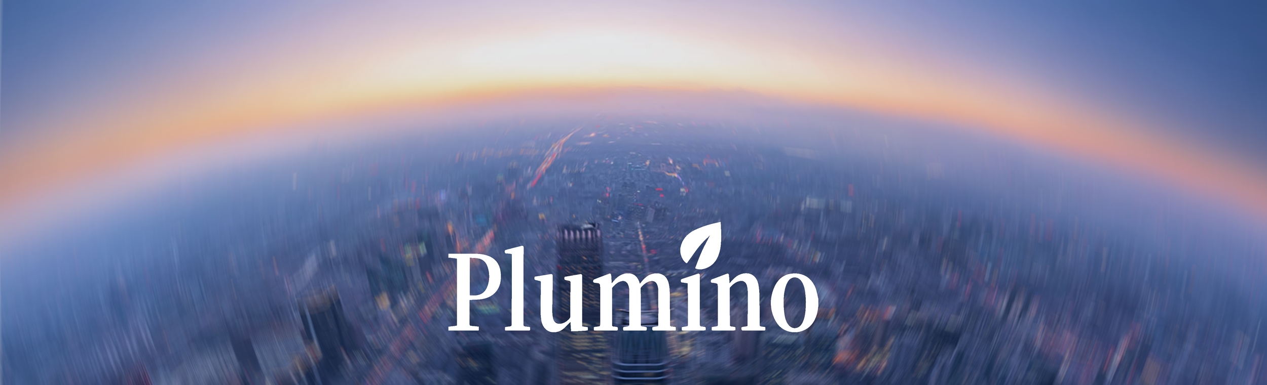 Skyline view of a city at dusk or dawn with the word 'Plumímo' overlaid in white text.