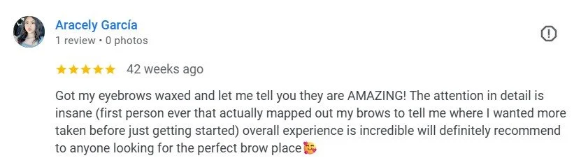 Review from Aracely Garcia about her experience with eyebrow waxing, praising the attention to detail and recommending the service.
