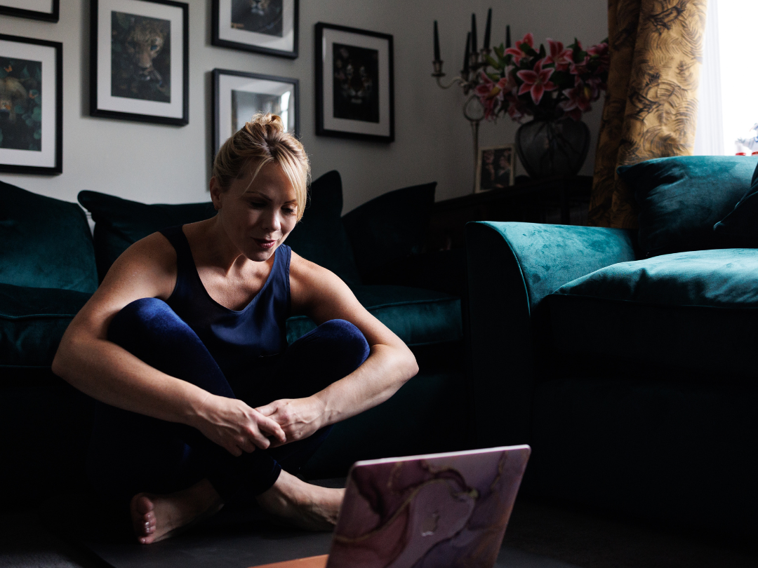 Claire Anstey, UK Kambo fertility specialist and founder of The Kambo Clinic for Fertility talking to clients on Zoom.