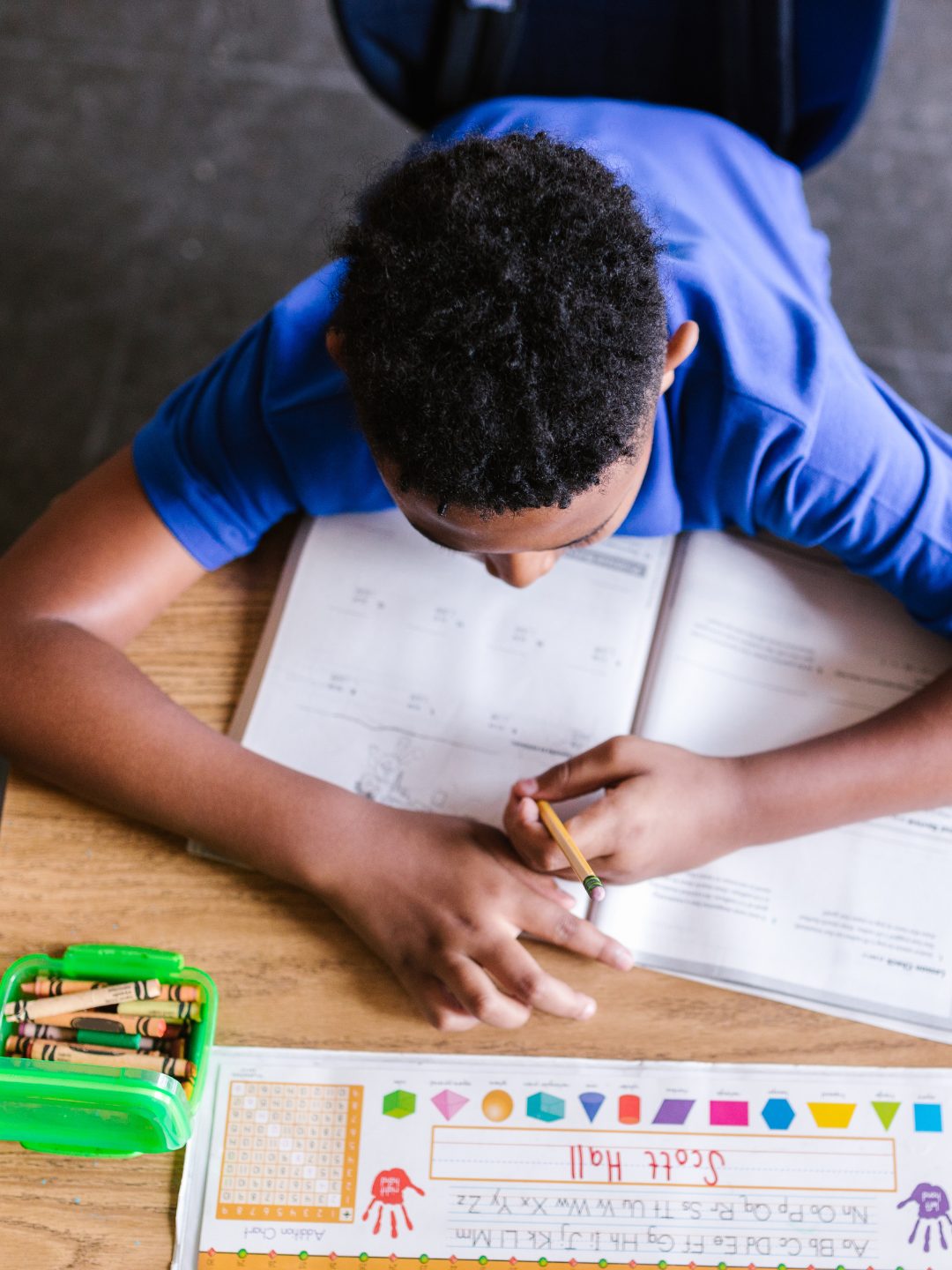 A Dubai teacher using structured ABA-informed teaching strategies to support a student with dyslexia during a reading activity in an inclusive classroom