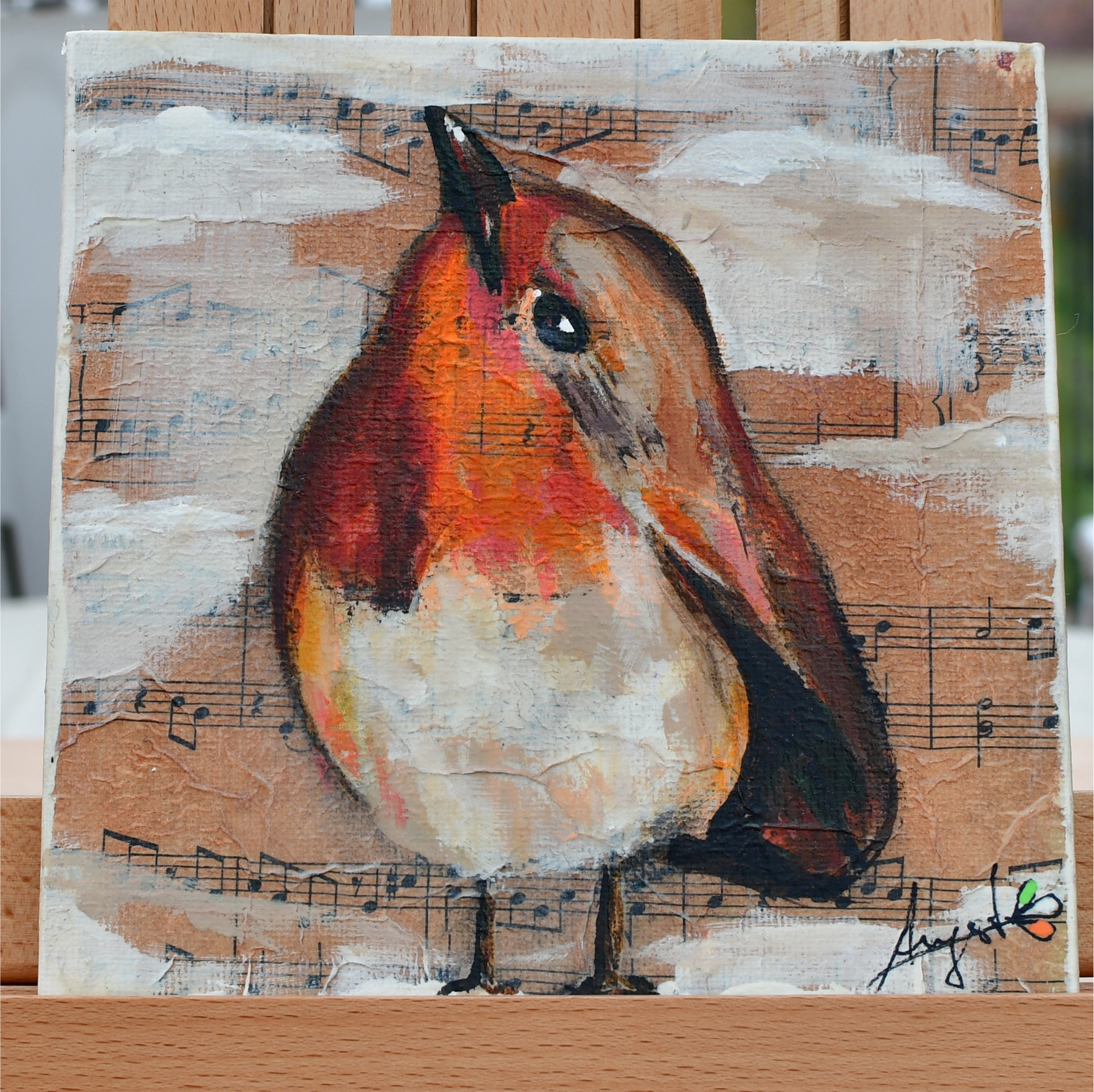 Aquarellbild eines Papageis auf Holz. Im Hintergrund sind Notenlinien und musikalische Noten zu sehen.