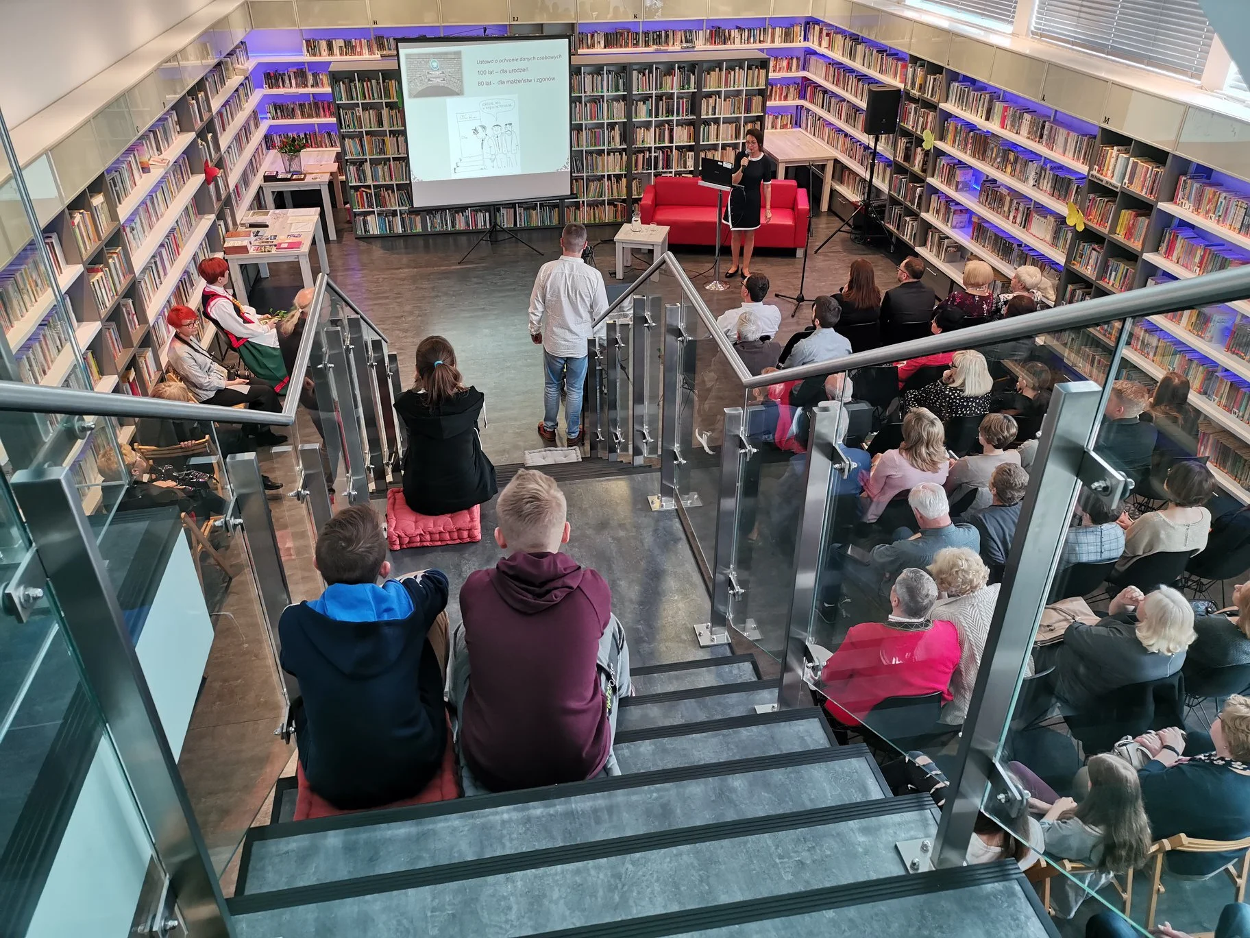 ~2019Poland.crowd 3 with steps.jpg.tmp.jpg